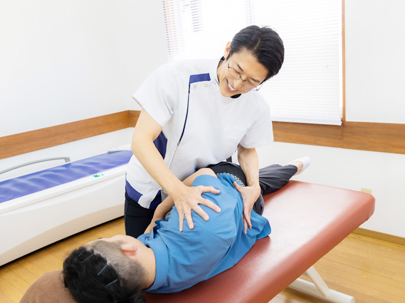 腰痛施術をする柔道整復師